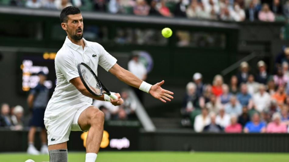 Tr&ecirc;s semanas ap&oacute;s cirurgia, Djokovic vence com autoridade na estreia em Wimbledon
