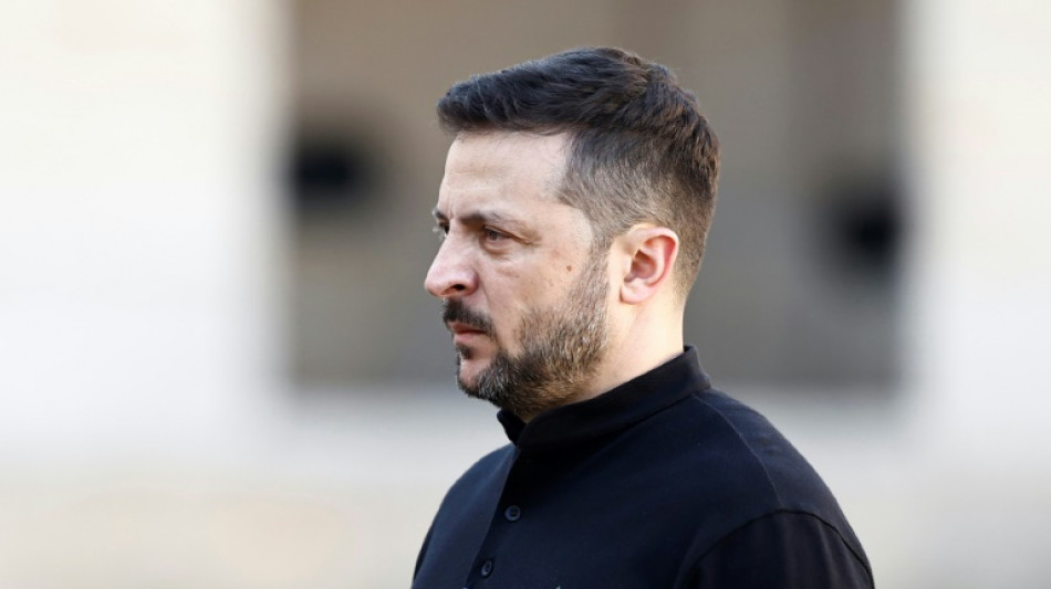 En France, Zelensky exhorte &agrave; "faire plus" pour sauver la paix en Europe, Biden annonce une aide