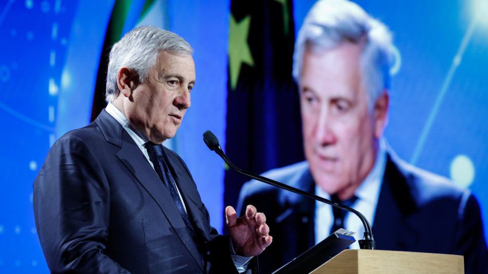 Tajani, 'il partito &egrave; aperto, i Berlusconi li sento tutti i giorni'