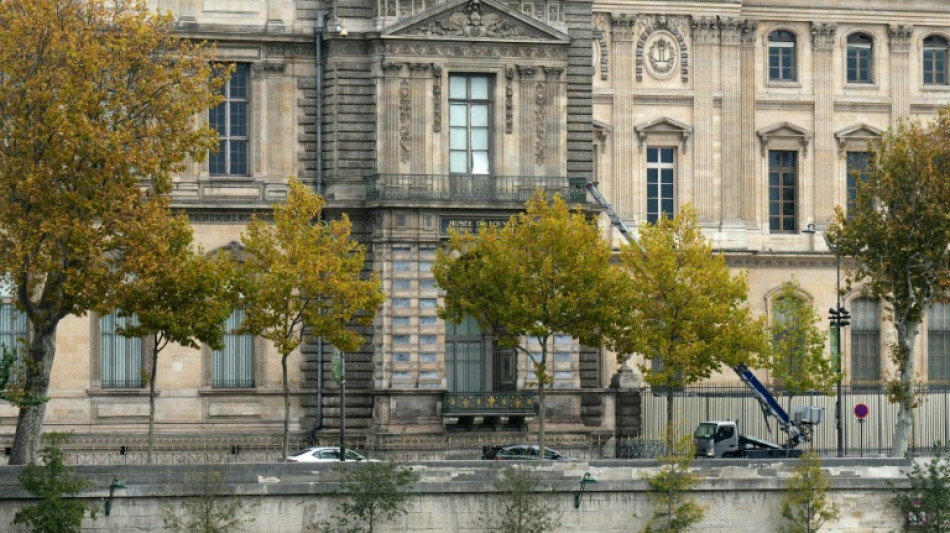 Ladrões roubam joias de 'valor inestimável' no Museu do Louvre