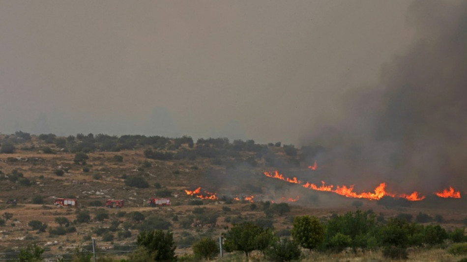 Israel reabre carreteras cerradas por incendio cerca de Jerusalén que sigue activo