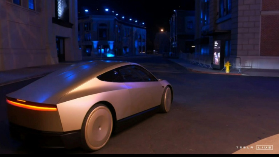Le Cybercab, robotaxi de Tesla, enfin d&eacute;voil&eacute; mais laisse les experts sur leur faim