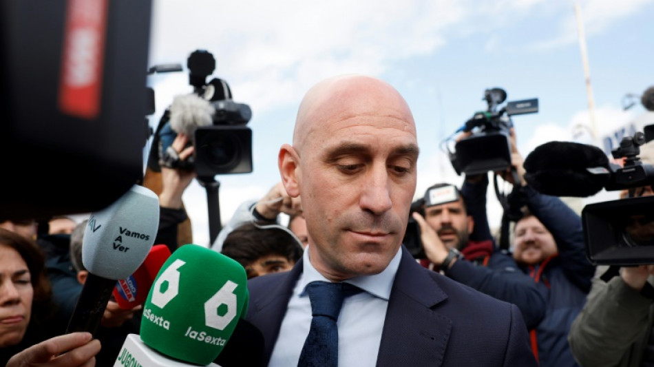 Baiser forc&eacute;: l'ex-patron du foot espagnol Luis Rubiales &eacute;cope d'une amende 
