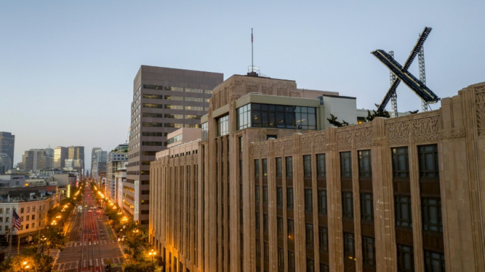 Le X &eacute;blouissant retir&eacute; du toit de l'ex-Twitter &agrave; San Francisco