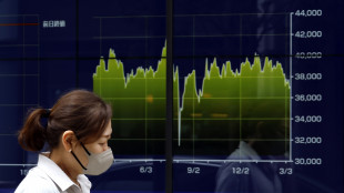 Tokyo perde oltre il 3%, lo yen sale dell'1% sul dollaro