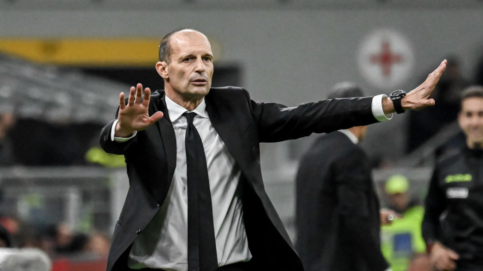 Calcio: Allegri 'gli arbitri sbagliano come noi, serve serenità'