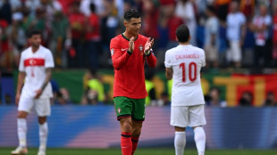 Portugal vence Turquia (3-0) e avan&ccedil;a &agrave;s oitavas da Euro