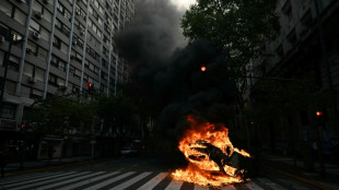Argentine: violents heurts lors d'une marche pour les retrait&eacute;s, supporters de foot en soutien