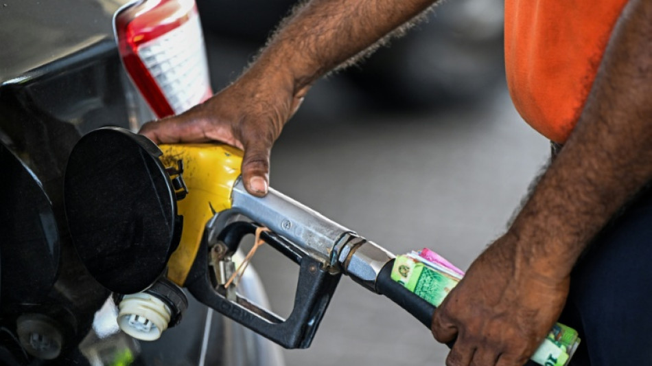 Petr&oacute;leo despenca e impulsiona alta das bolsas