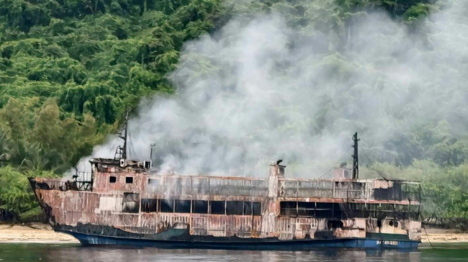 Rescatistas filipinos luchan por hallar a 84 personas tras el mortal incendio en un ferri