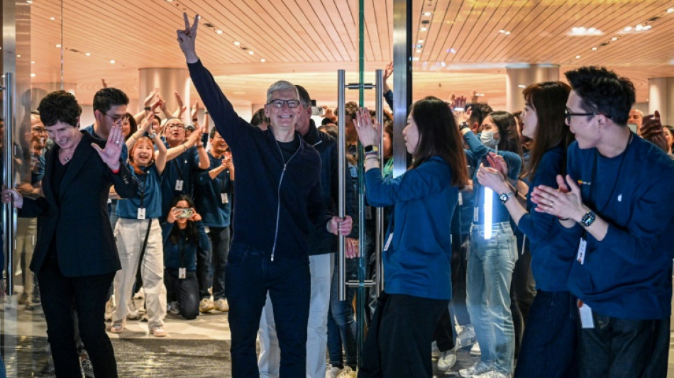 Tim Cook, parasols et retrait&eacute;s: Apple ouvre un nouveau magasin &agrave; Shanghai