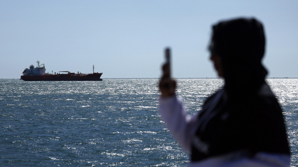 Il Brent a ridosso dei 120 dollari con timori stop a lungo di Hormuz