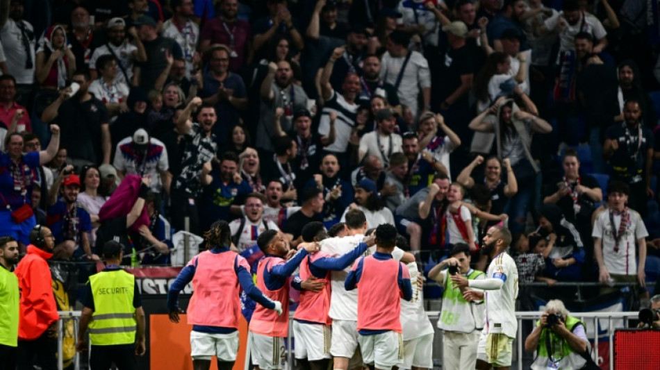 Lyon vence nos acr&eacute;scimos (4-3) e afasta Brest da luta pelo t&iacute;tulo do Franc&ecirc;s