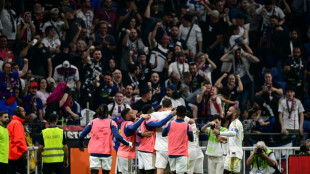 Lyon vence nos acr&eacute;scimos (4-3) e afasta Brest da luta pelo t&iacute;tulo do Franc&ecirc;s