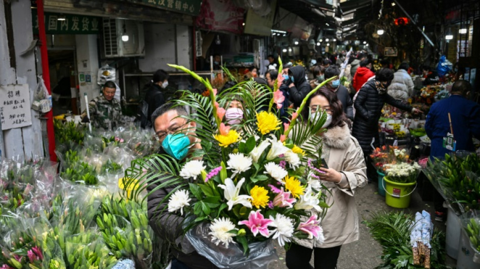 Mercados de la ciudad china de Wuhan celebran A&ntilde;o Nuevo Lunar, pese al recuerdo del covid-19
