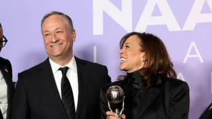 Trump despide al esposo de Kamala Harris del consejo del museo del Holocausto