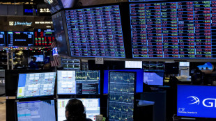 Borsa: l'Europa pesante, bene petrolio e dollaro, gi&ugrave; l'euro