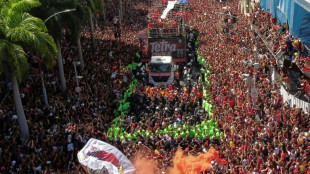 Flamengo comemora conquista do tetra da Libertadores em desfile com milhares de torcedores