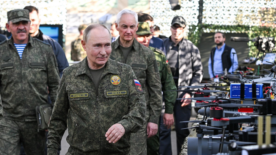 Putin ha osservato le esercitazioni in uniforme militare