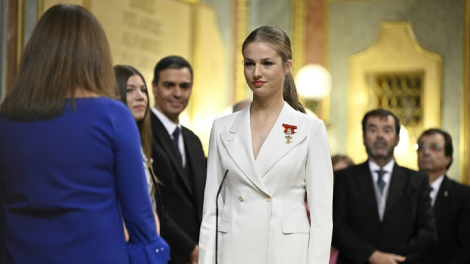 Princesa Leonor, herdeira do trono espanhol, jura lealdade &agrave; Constitui&ccedil;&atilde;o