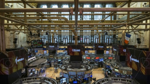 Wall Street ouvre en hausse, entra&icirc;n&eacute;e par les taux et les r&eacute;sultats d'entreprises