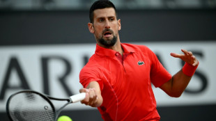 Djokovic estreia em Roma com vit&oacute;ria f&aacute;cil sobre Moutet e &eacute; atingido por garrafa