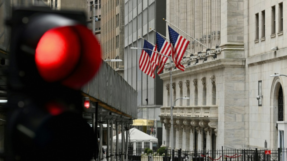Wall Street ouvre en l&eacute;g&egrave;re baisse, les taux montent apr&egrave;s la BCE