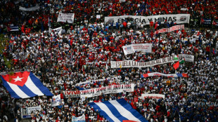 Cuba tem grande marcha de 1º de maio contra sanções dos EUA