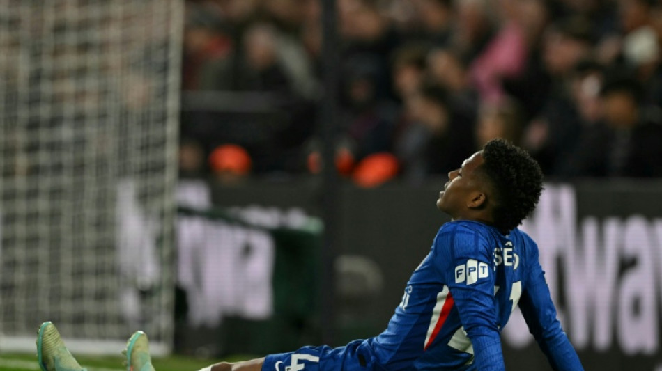 Est&ecirc;v&atilde;o volta ao Brasil para tratar les&atilde;o com objetivo de ir &agrave; Copa do Mundo