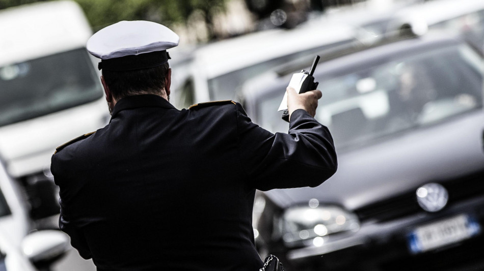 Scontro fra auto e microcar a Roma, muore un 17enne
