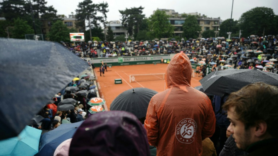 Chuva for&ccedil;a adiamento de 3 jogos da chave masculina de Roland Garros