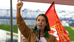 Manifestation de la CGT devant le si&egrave;ge de Sodexo contre les suppressions de postes