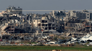 Israel mant&eacute;m bombardeio a Gaza, aonde chegam rem&eacute;dios para os ref&eacute;ns