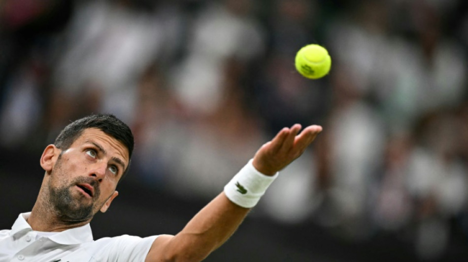 Djokovic avan&ccedil;a &agrave;s semifinais de Wimbledon por les&atilde;o de Alex De Minaur