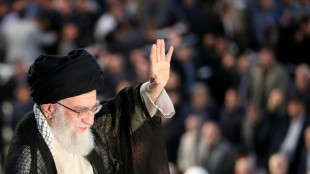 Funeral do aiatol&aacute; iraniano Ali Khamenei come&ccedil;a com milhares de fi&eacute;is