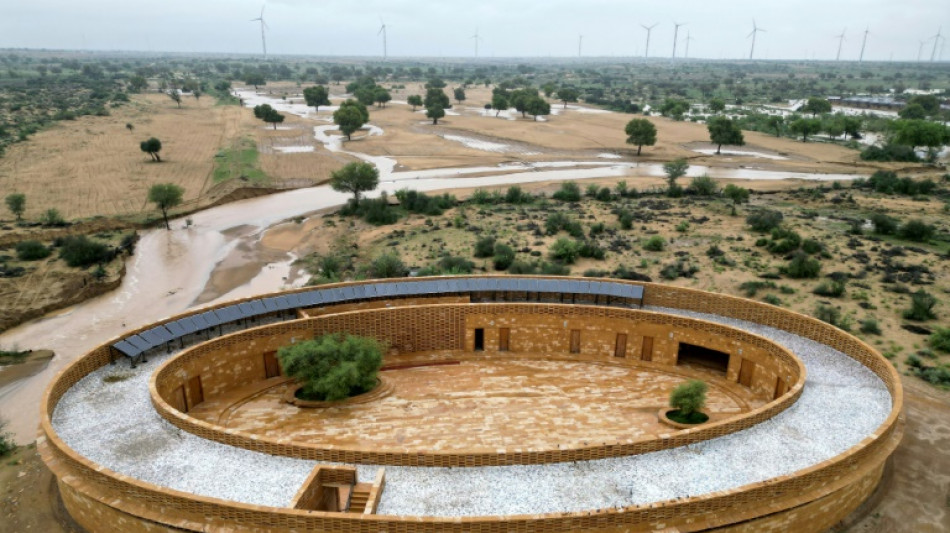 Estilo arquitetônico ameniza calor em escola no deserto indiano